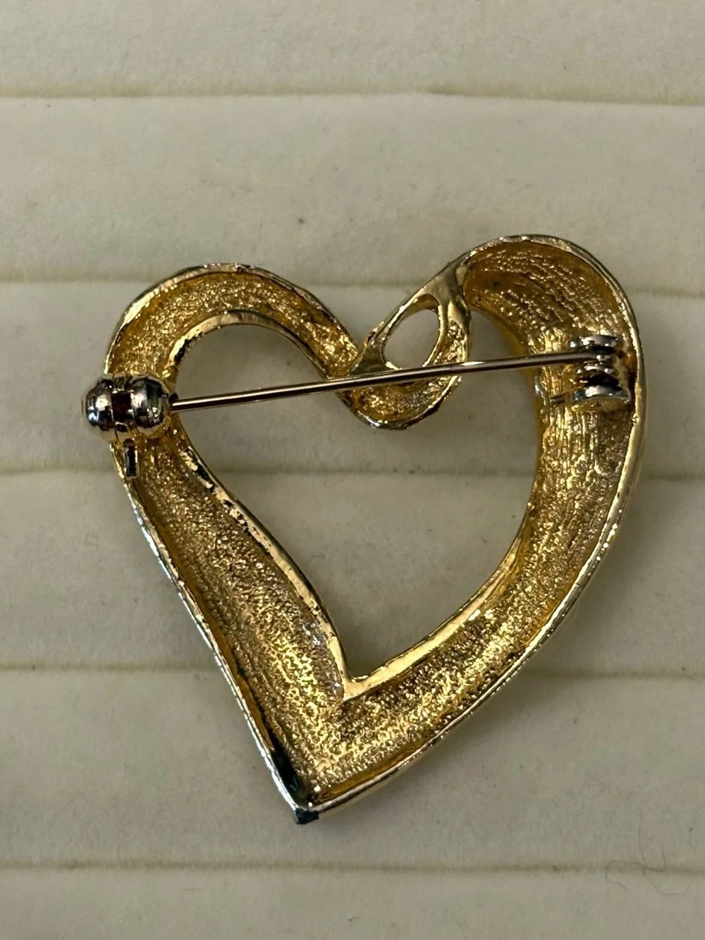Vintage‎ Gold Tone Twisted Heart Brooch Classic Pin Romantic